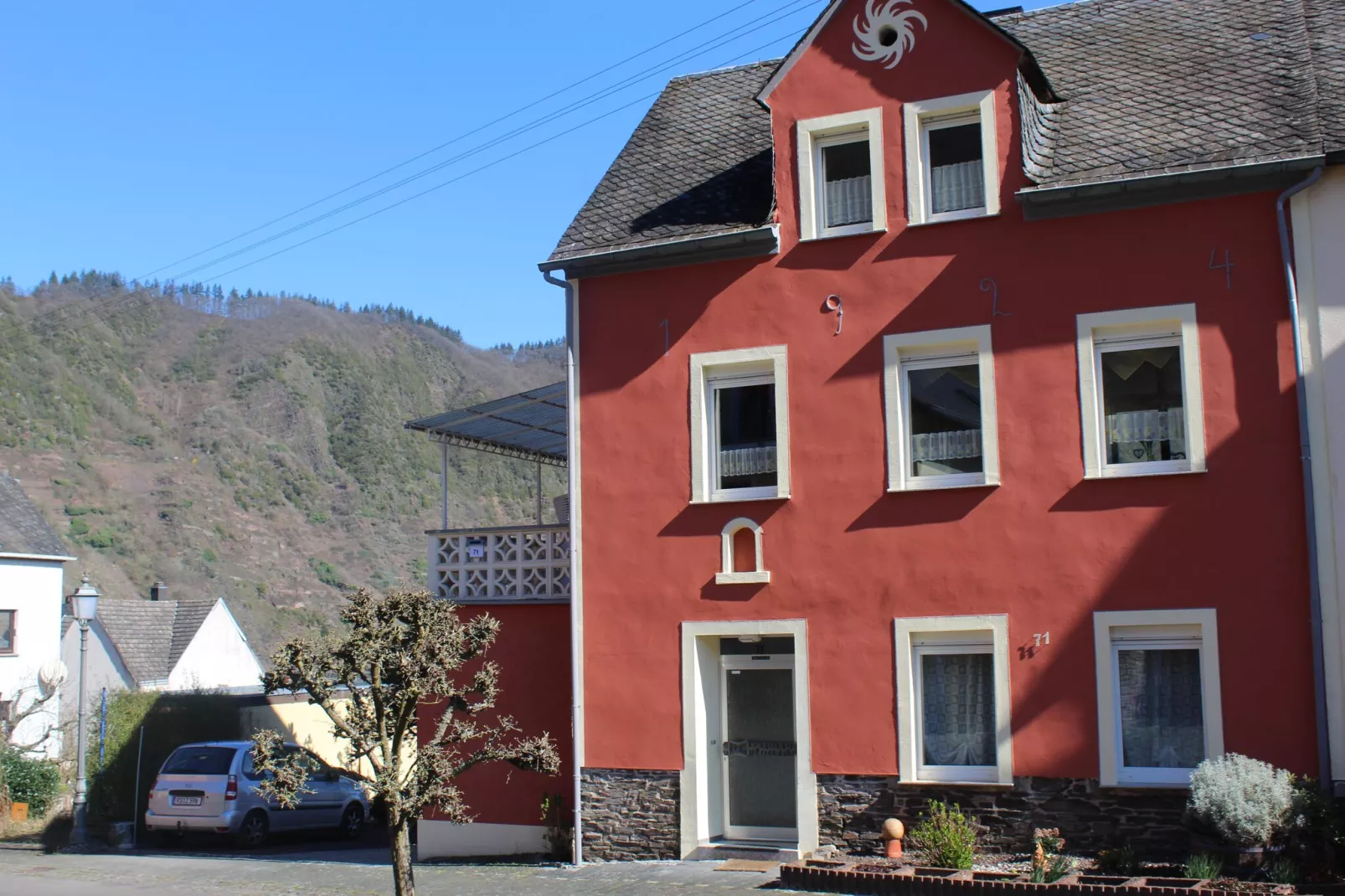 Gruppenhaus Moselblick-Buitenkant zomer