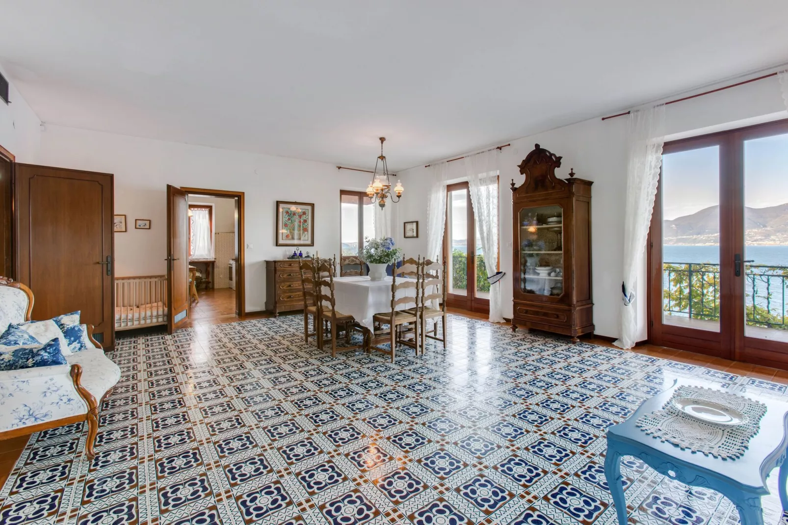 Villa Vista Garda-Eetkamer