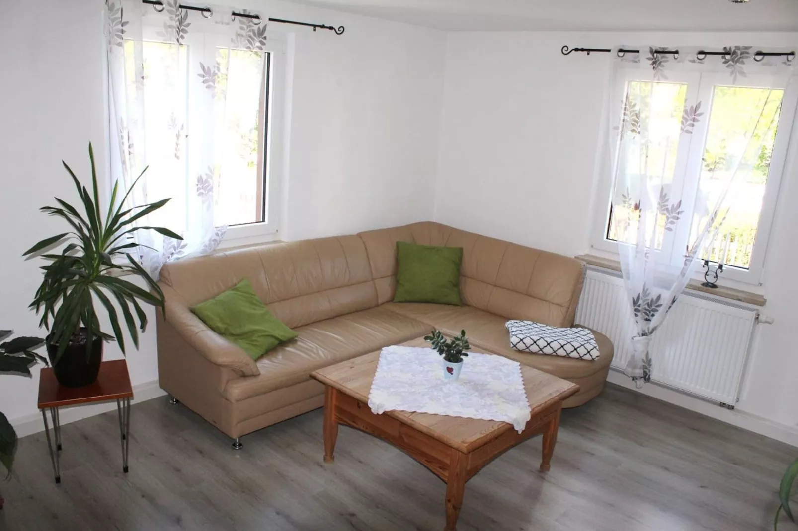 Robert's Ferienwohnung-Woonkamer