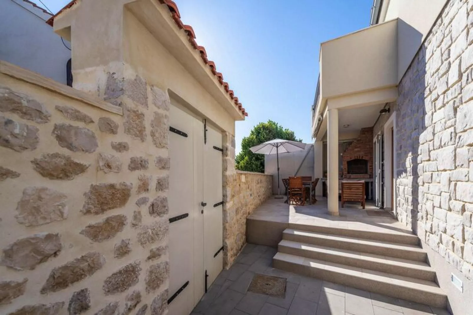 Holiday home Petrcane-SD107/A01/Marijanka for 6 Pers-Buitenkant zomer