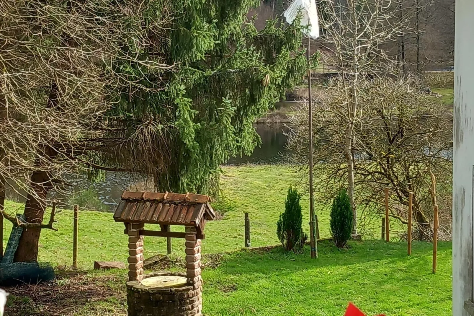 Ferienhaus mit eigener Bar am Bach in Saint Quirin-Tuinen zomer