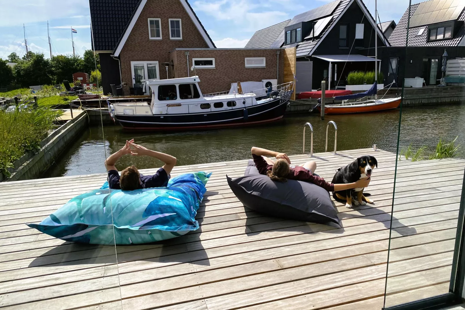 Luxe villa aan het water-Uitzicht zomer