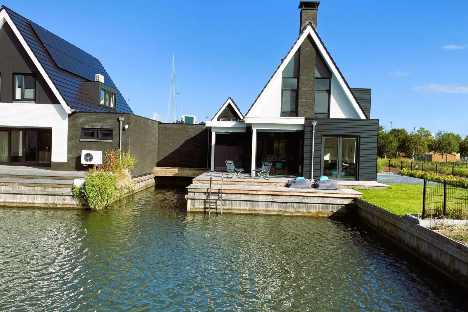 Luxe villa aan het water-Buitenkant zomer