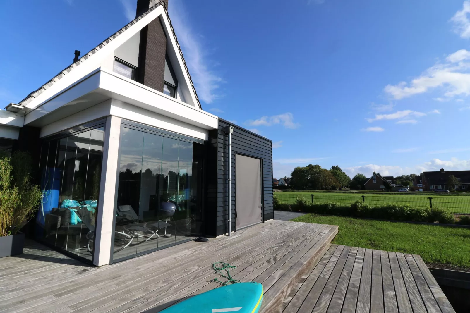 Luxe villa aan het water-Buitenkant zomer