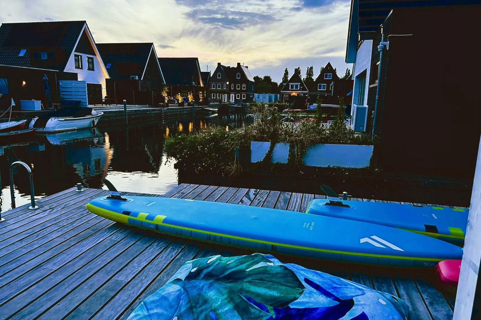 Luxe villa aan het water-Uitzicht zomer