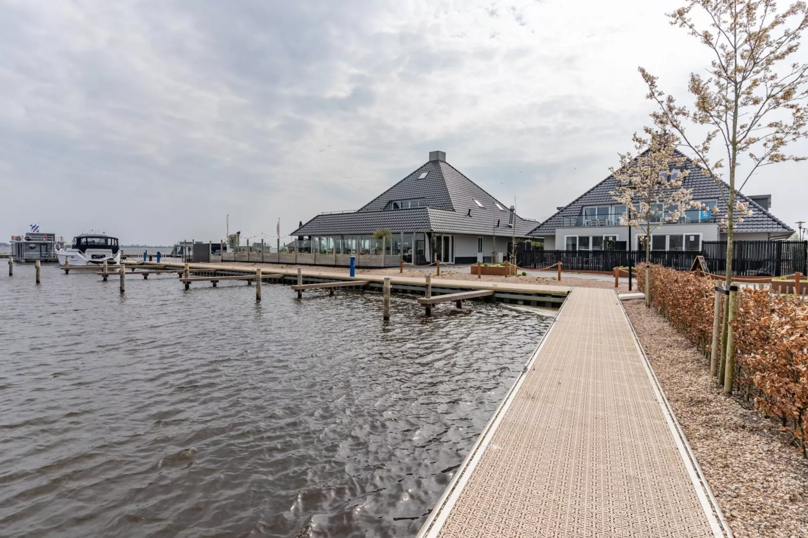 Appartement - Paviljoenwei 4  Sneek Offingawier 'Havenzicht'-Buitenkant zomer