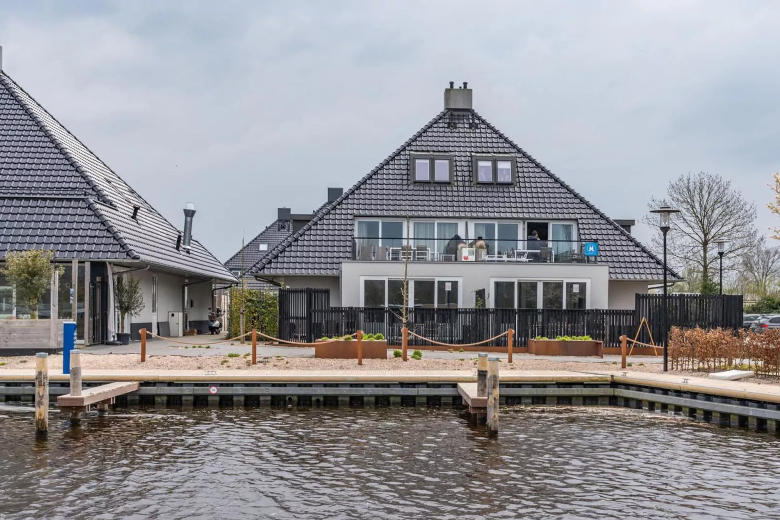 Appartement - Paviljoenwei 4  Sneek Offingawier 'Havenzicht'-Buitenkant zomer