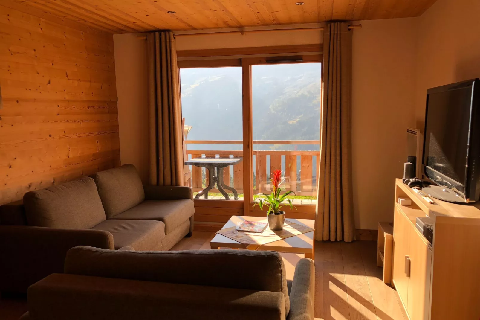 Authentiek appartement in het skigebied Le Grand Massif-Woonkamer