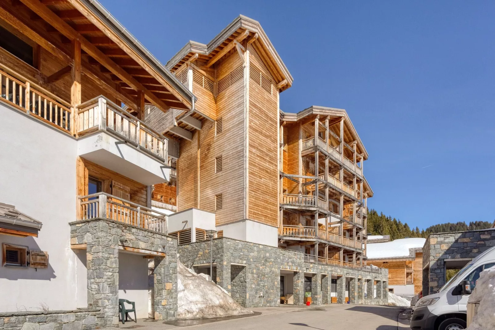 Authentiek appartement in het skigebied Le Grand Massif-Buitenkant zomer