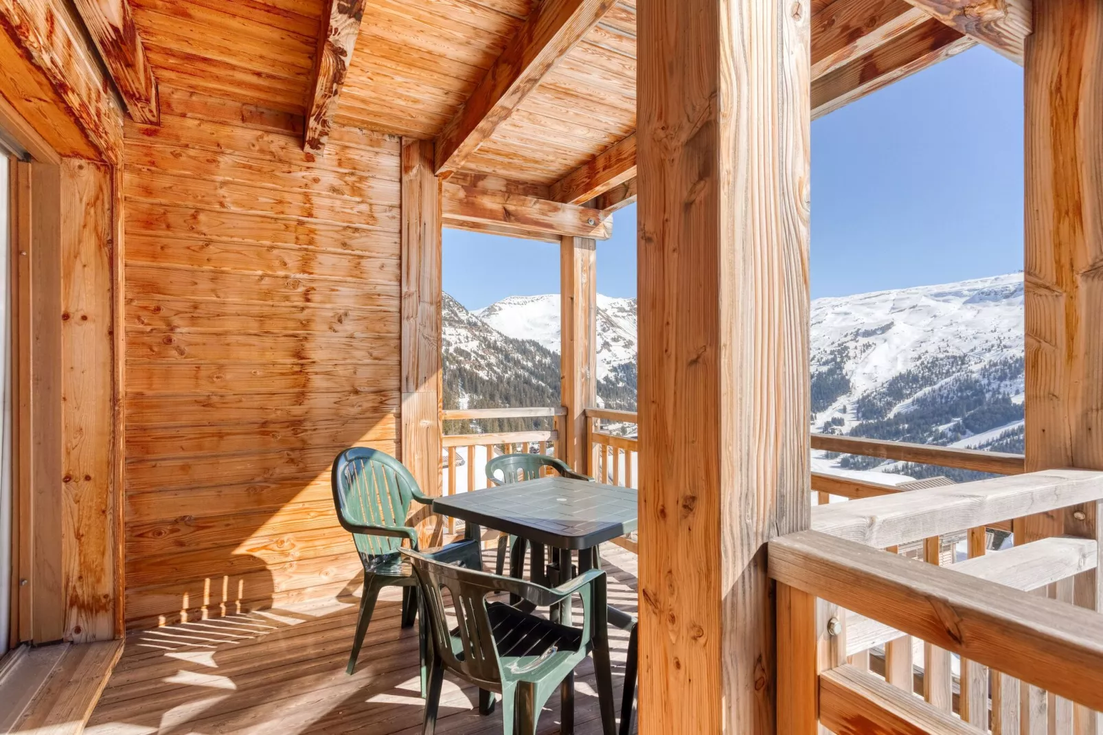 Authentiek appartement in het skigebied Le Grand Massif-Terrasbalkon