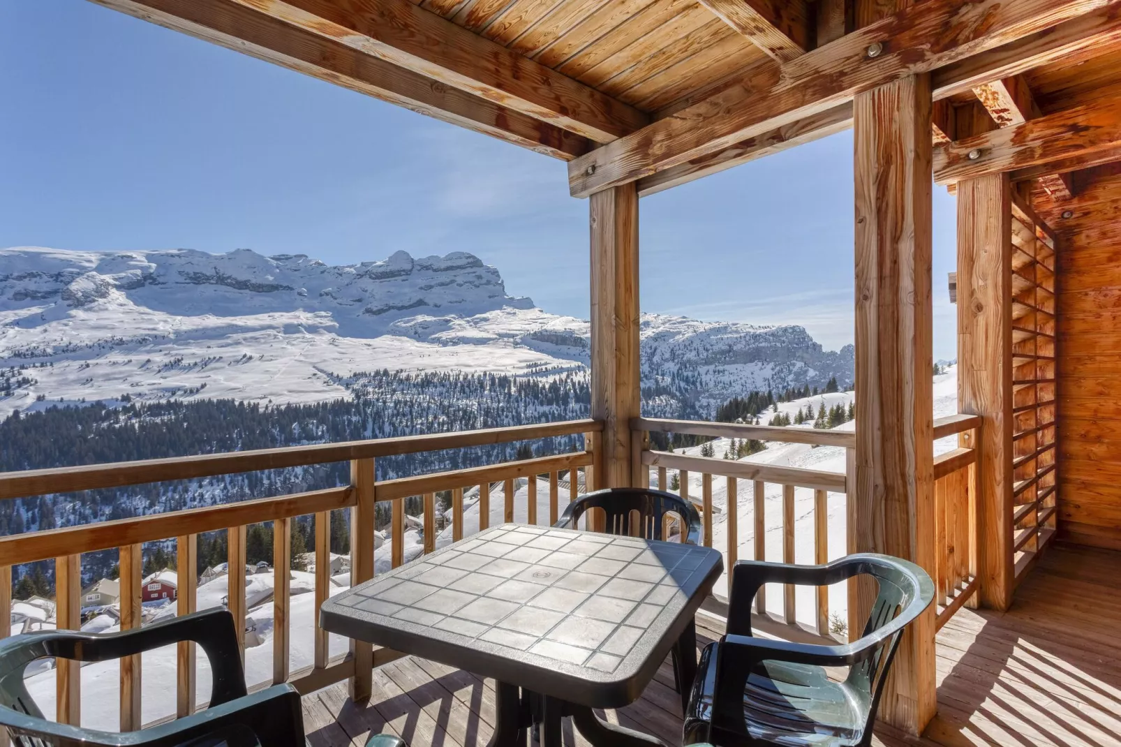 Authentiek appartement in het skigebied Le Grand Massif-Terrasbalkon