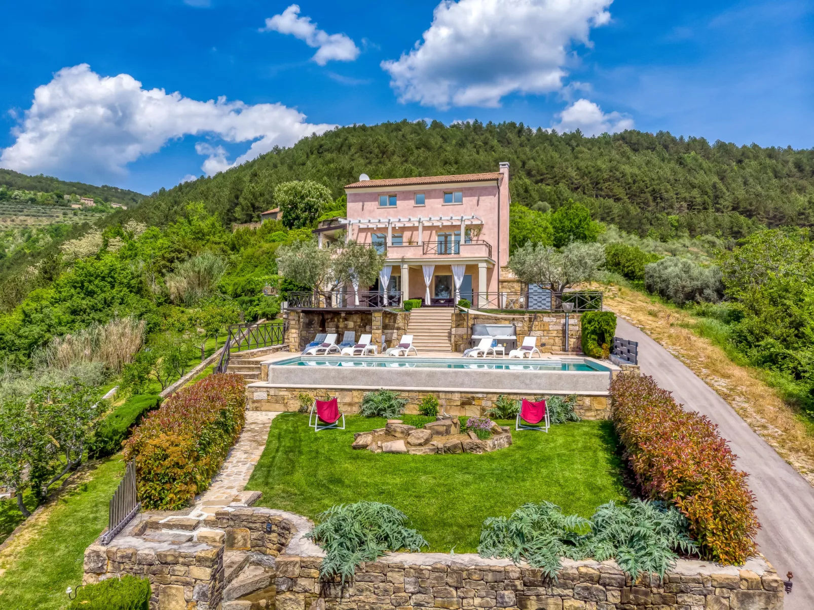 Villa Over the Hilltop-Buiten