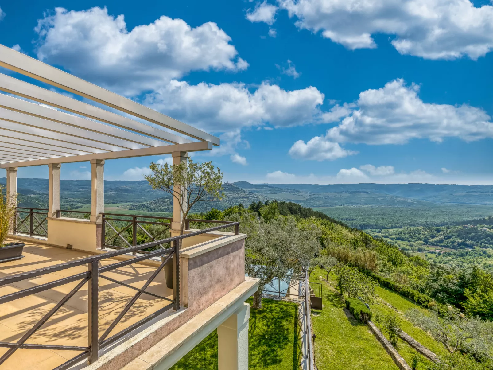 Villa Over the Hilltop-Buiten