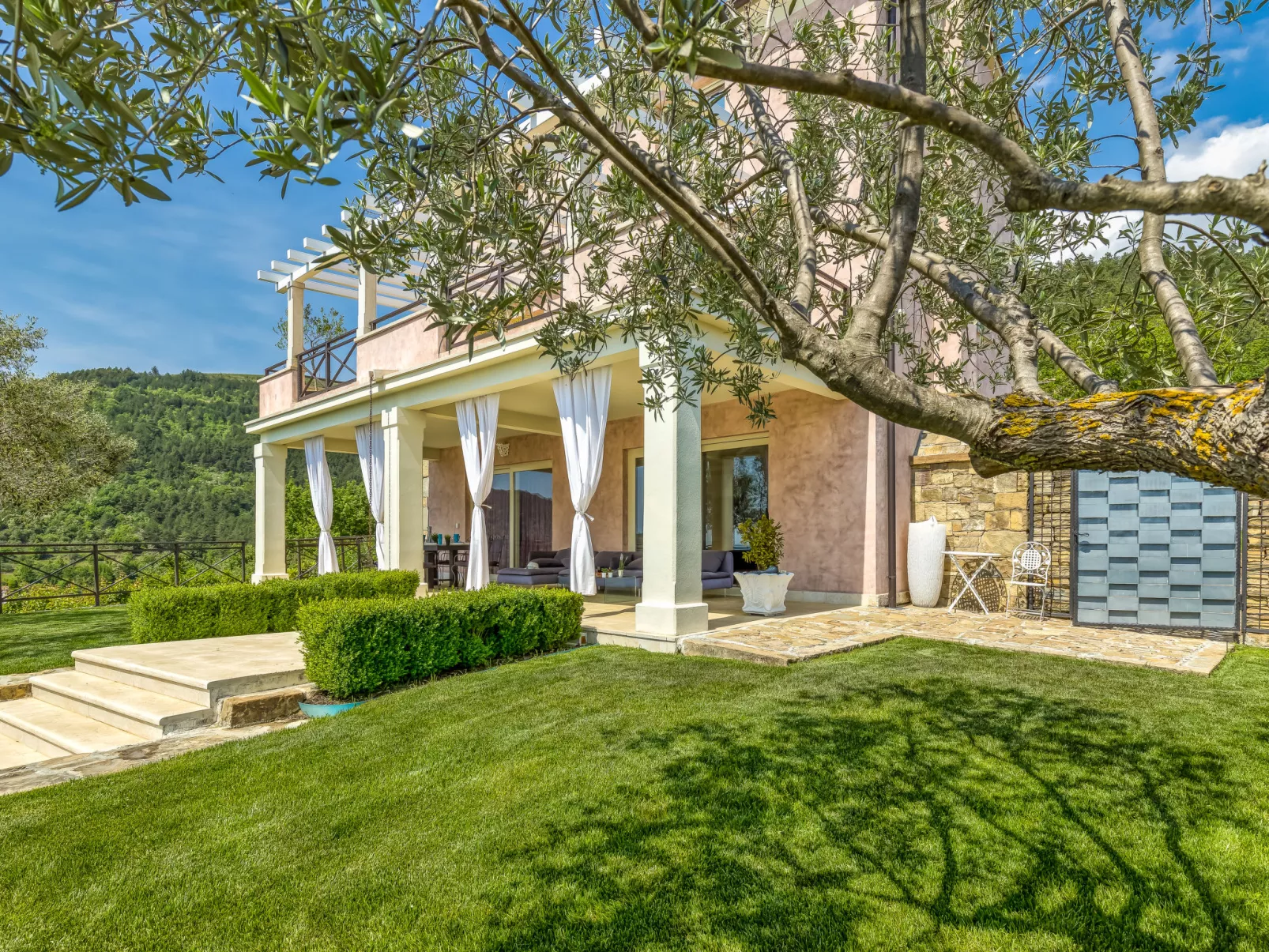 Villa Over the Hilltop-Buiten