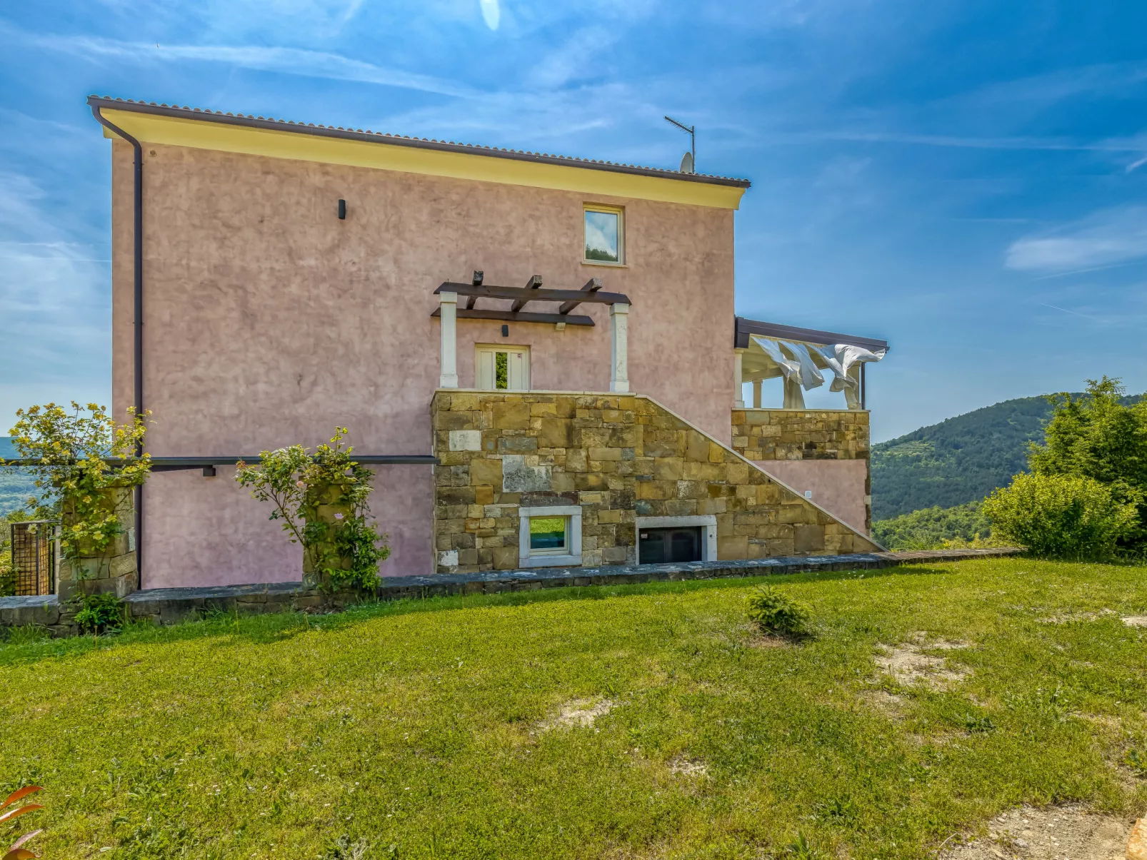 Villa Over the Hilltop-Buiten