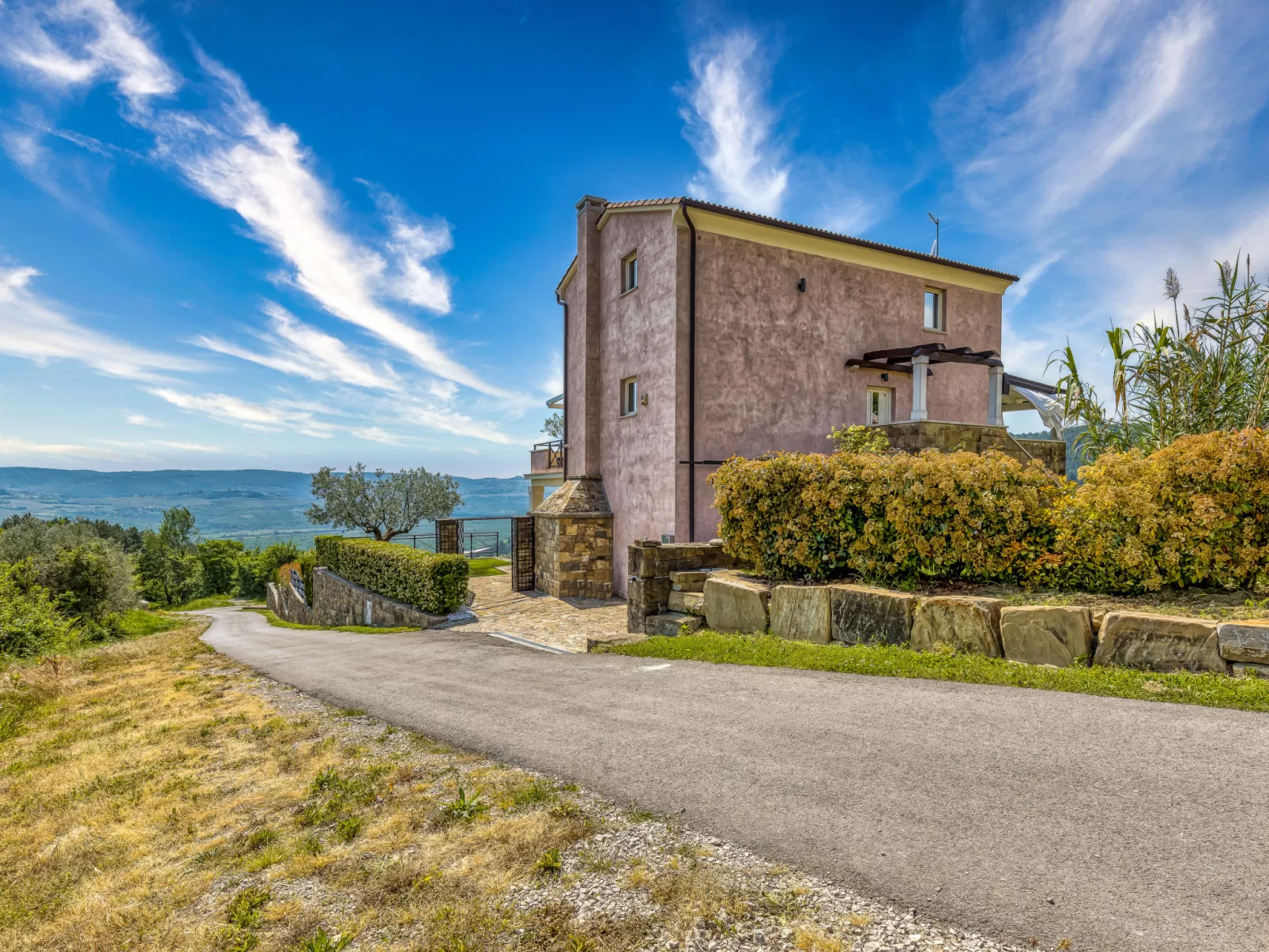 Villa Over the Hilltop-Buiten