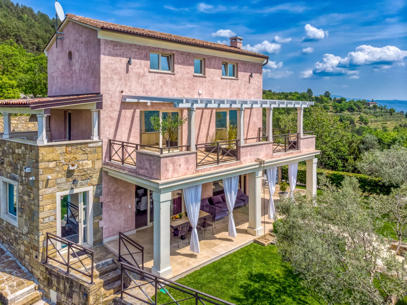 Villa Over the Hilltop-Buiten