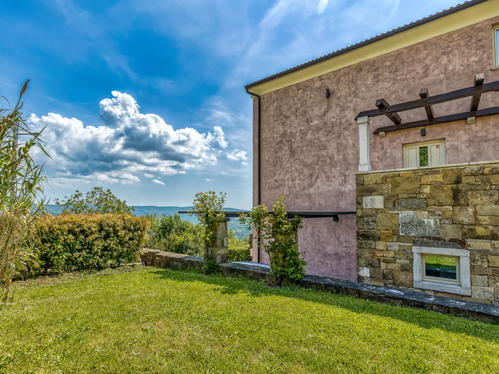 Villa Over the Hilltop-Buiten