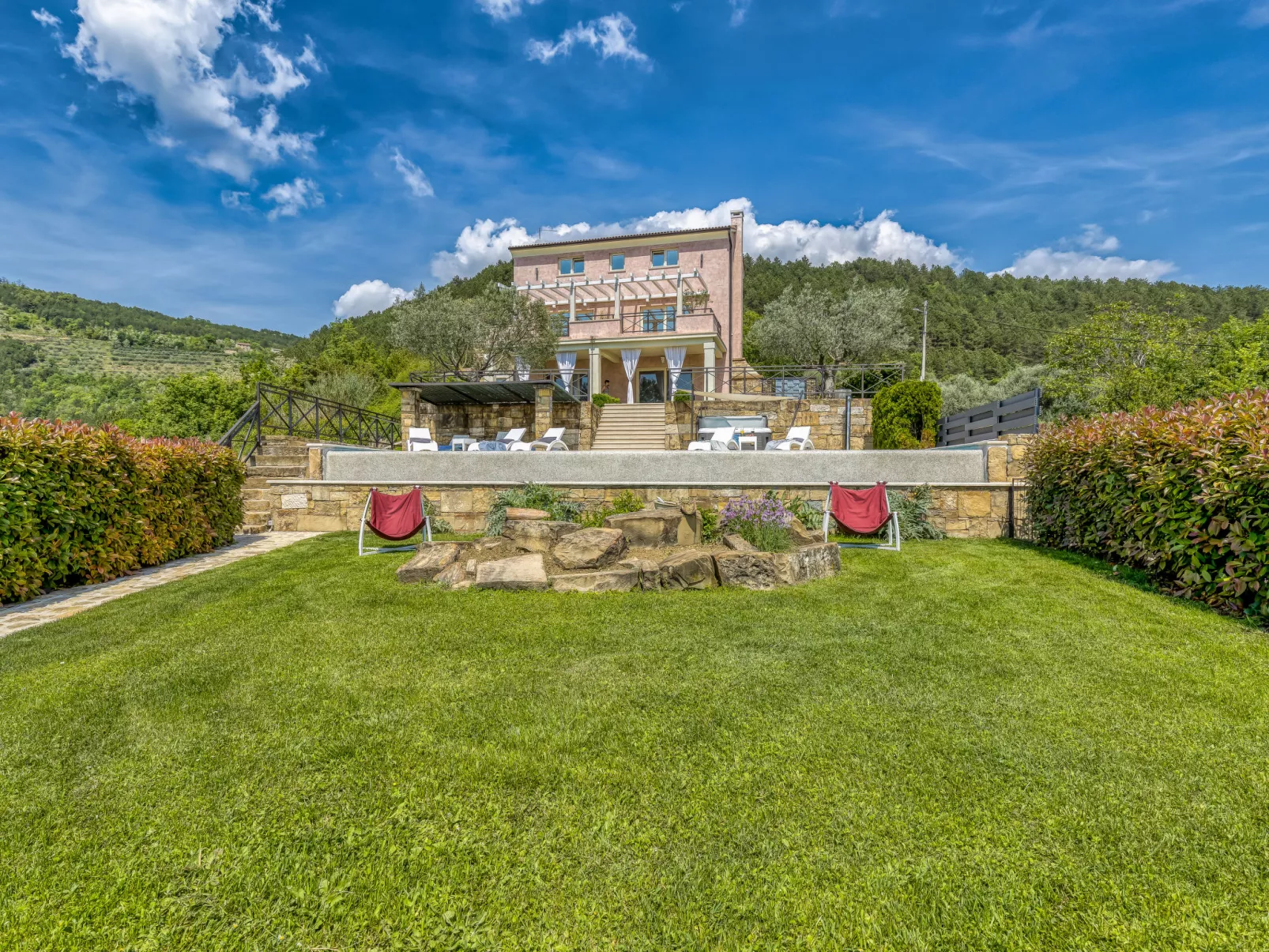 Villa Over the Hilltop-Buiten