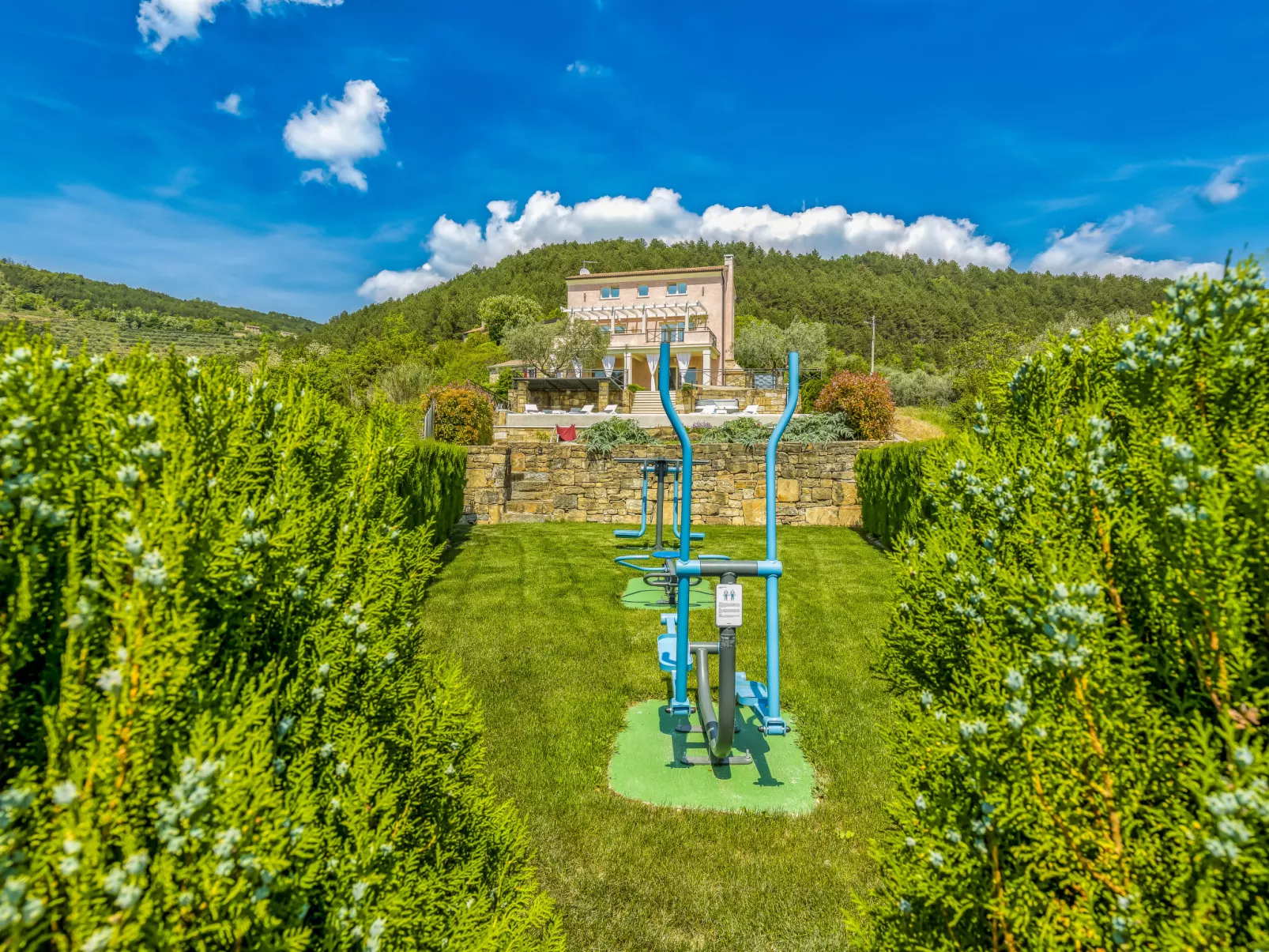 Villa Over the Hilltop-Buiten