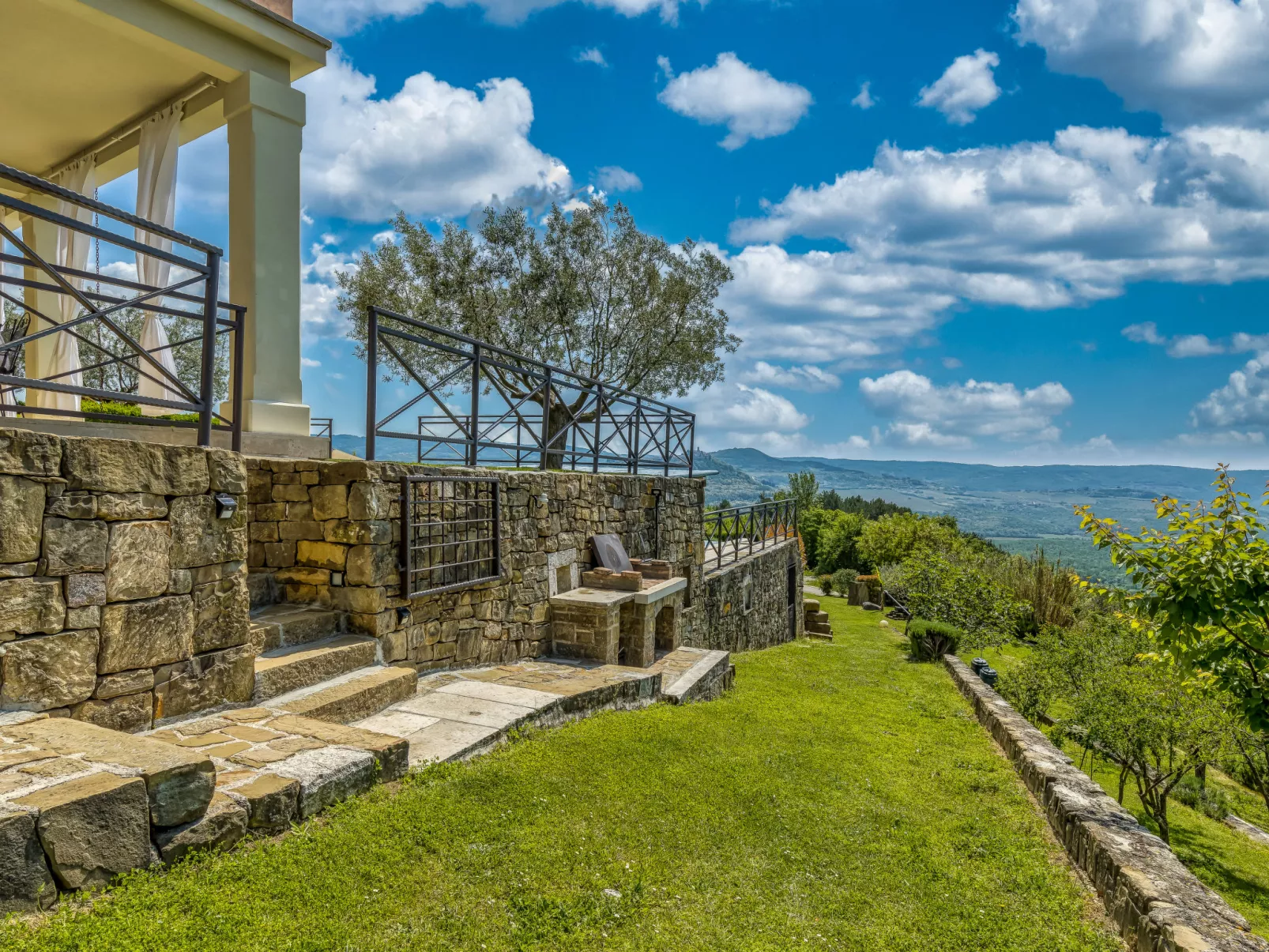 Villa Over the Hilltop-Buiten