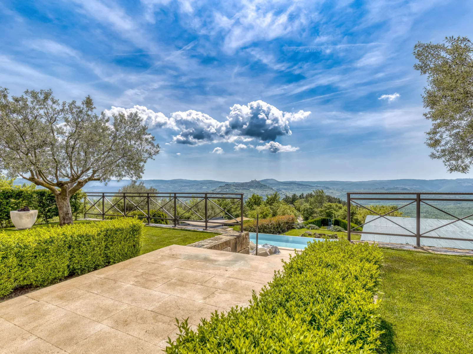 Villa Over the Hilltop-Buiten