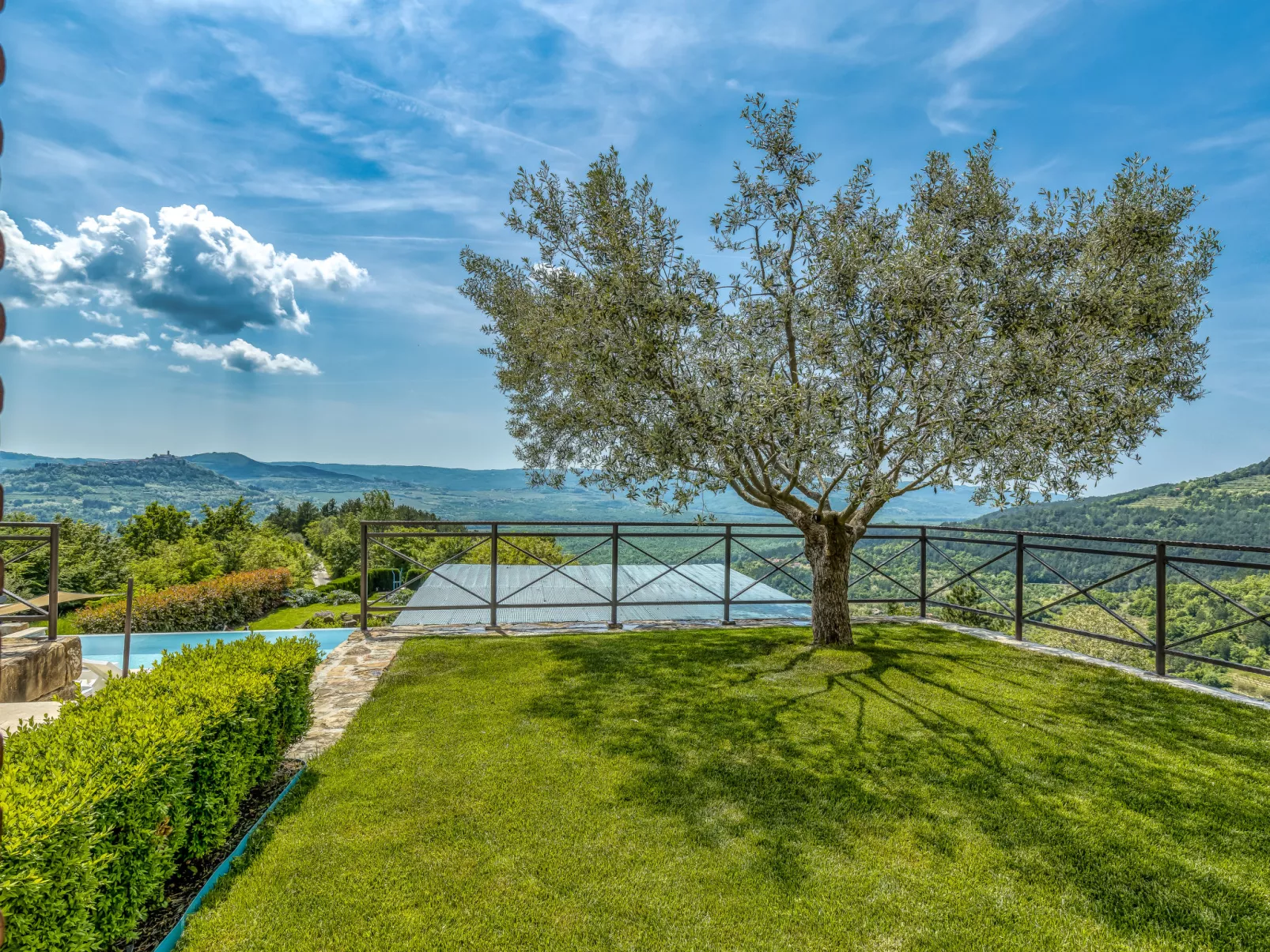 Villa Over the Hilltop-Buiten