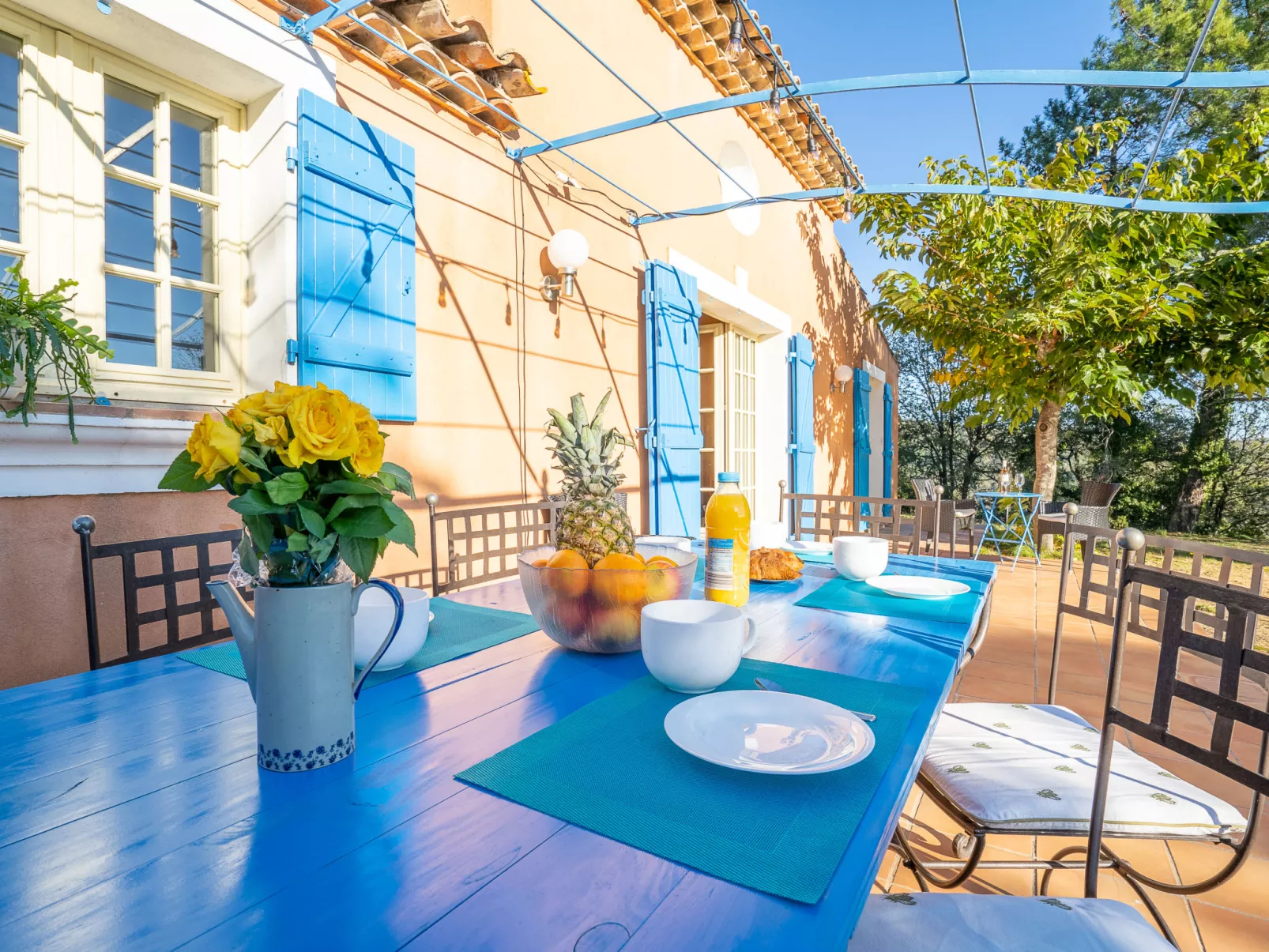 La Maison Bleue-Buiten