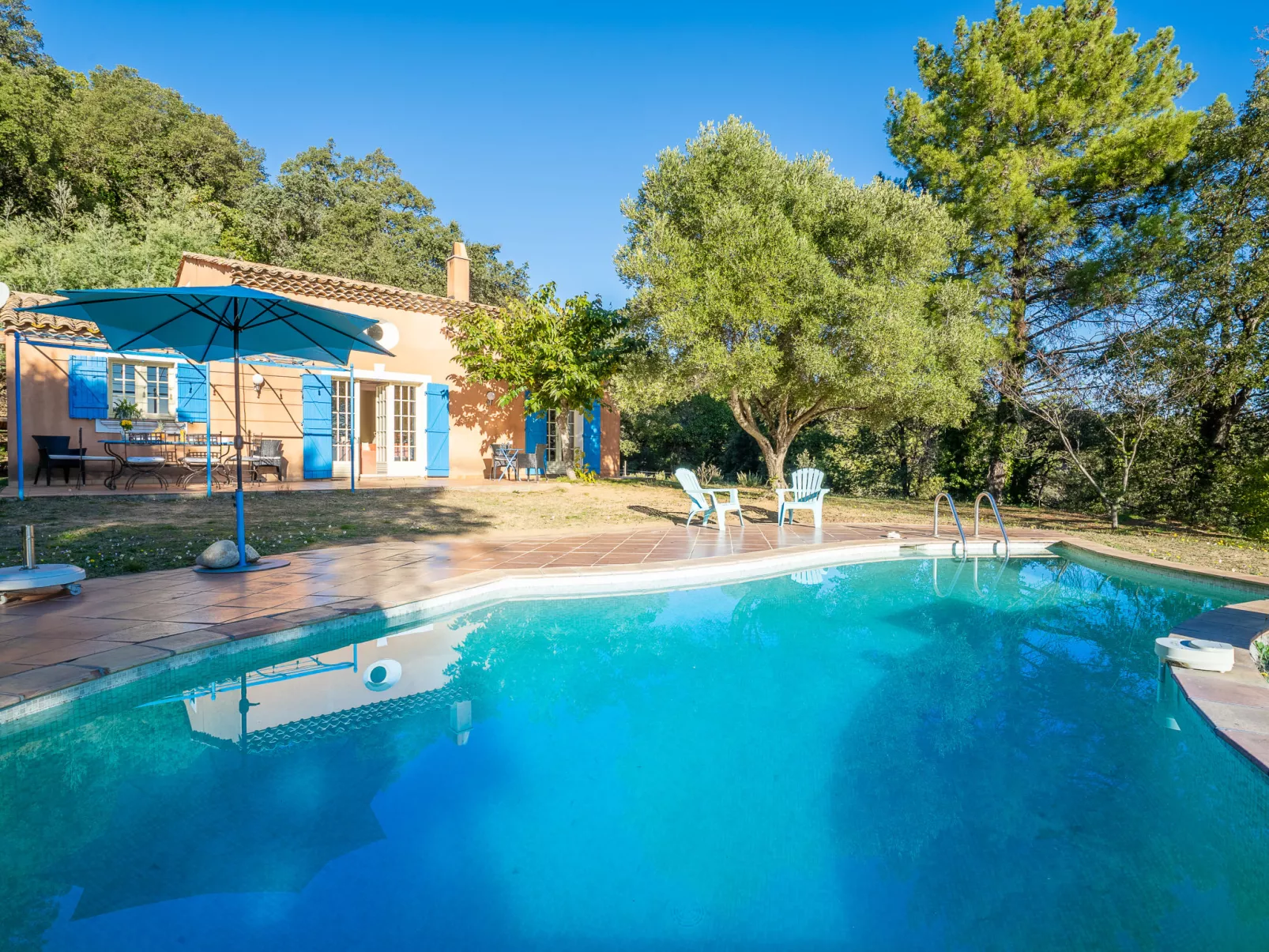 La Maison Bleue-Buiten