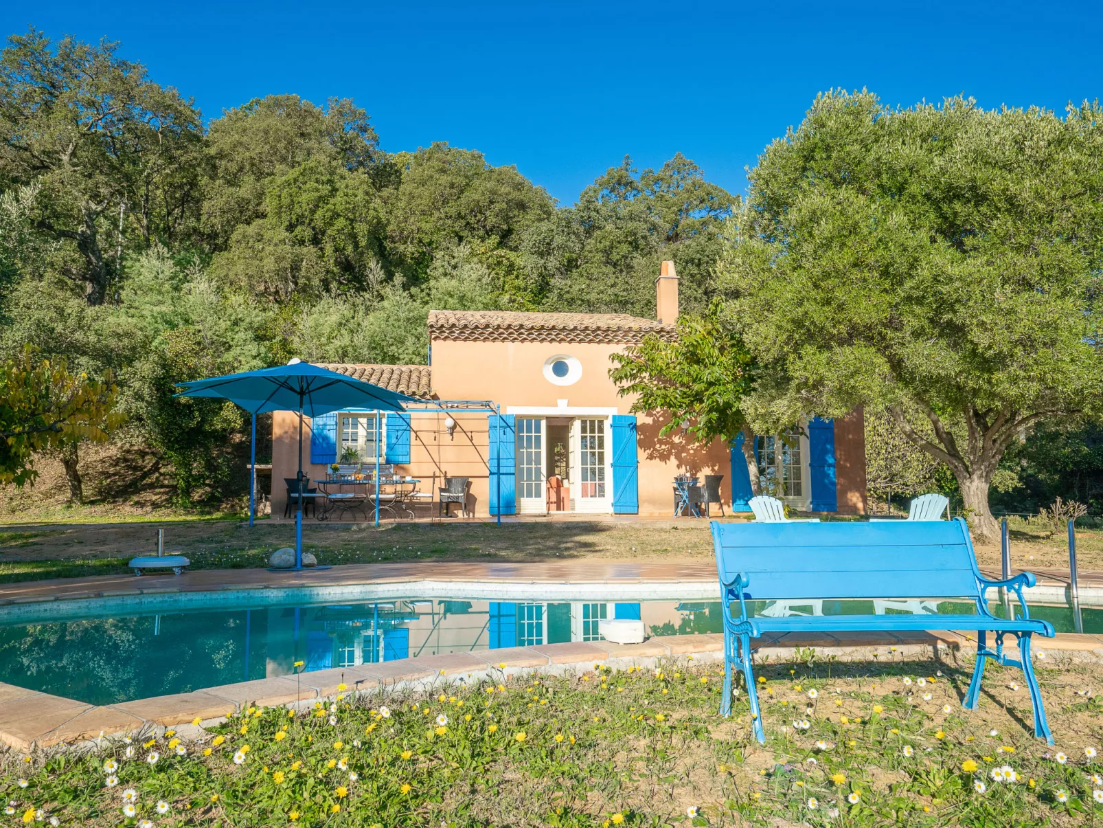 La Maison Bleue-Buiten