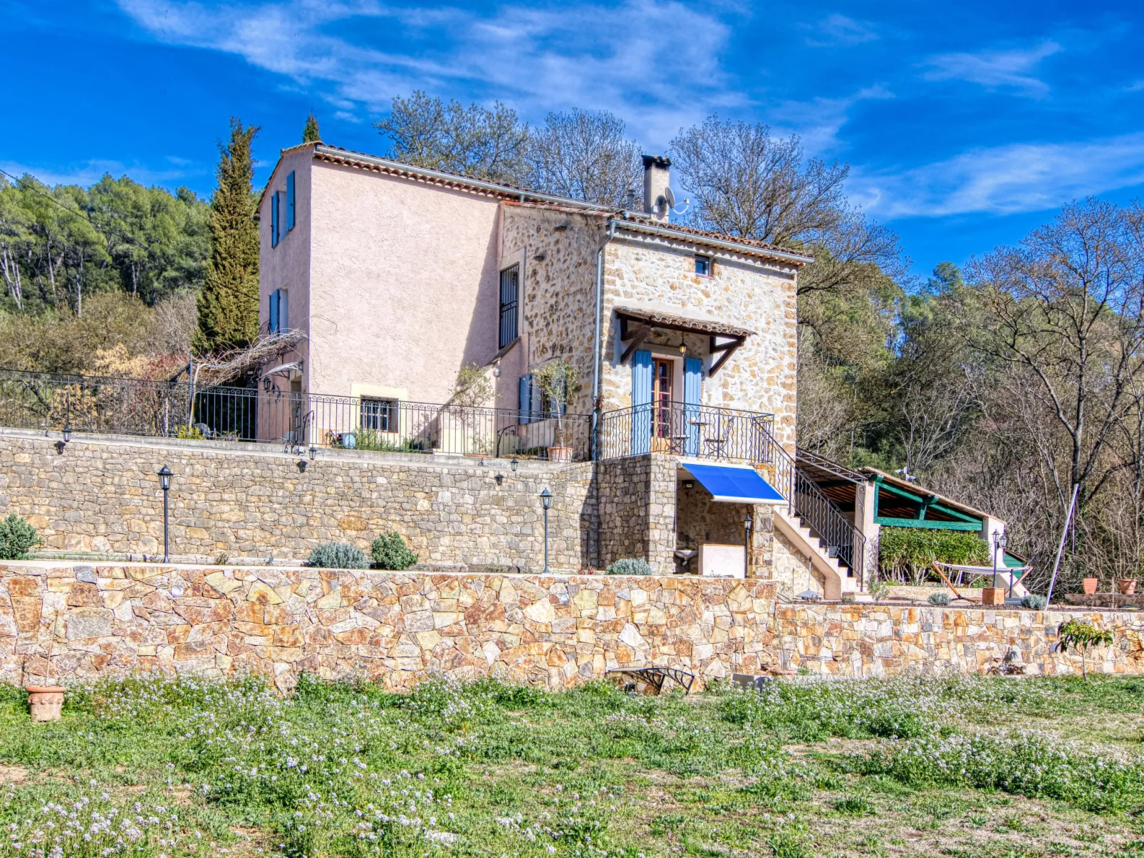 La maison aux volets bleus