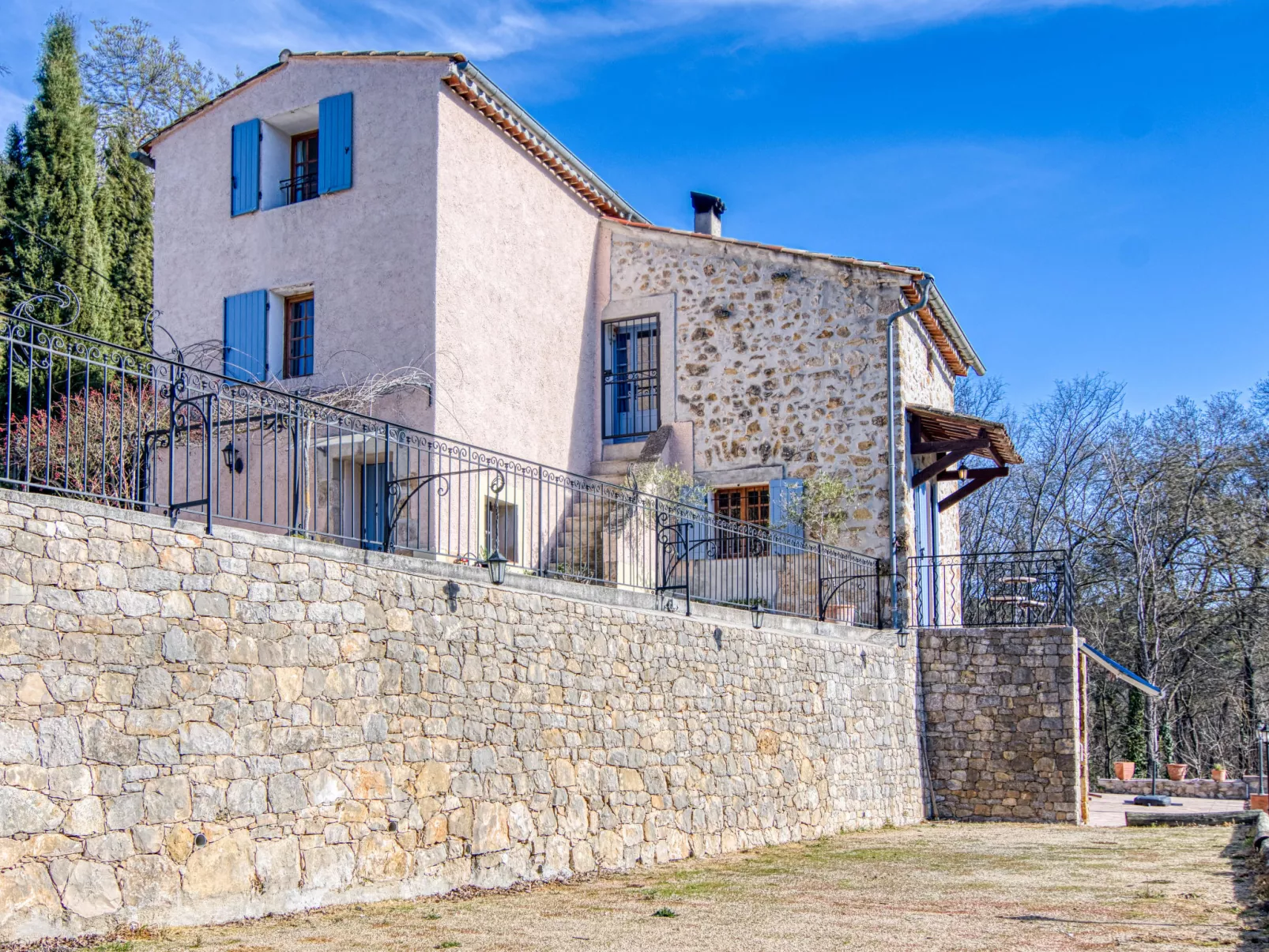 La maison aux volets bleus-Buiten