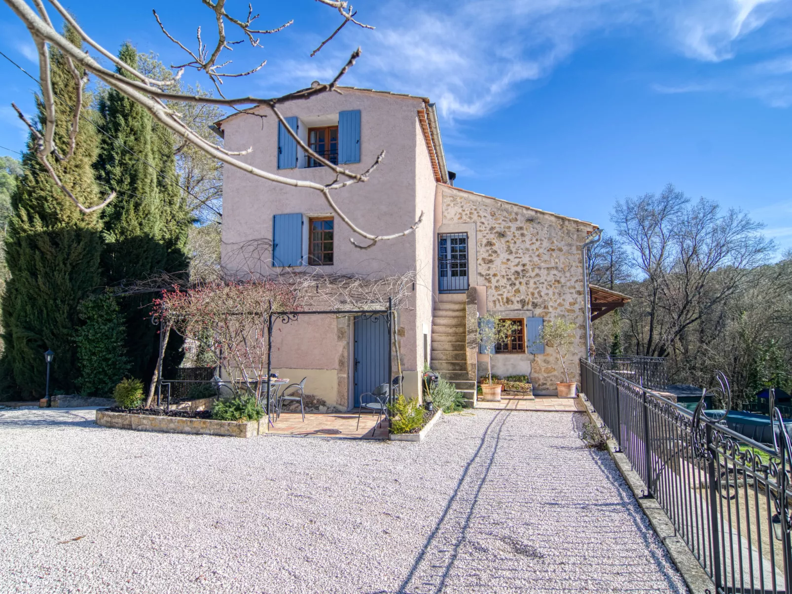 La maison aux volets bleus-Buiten