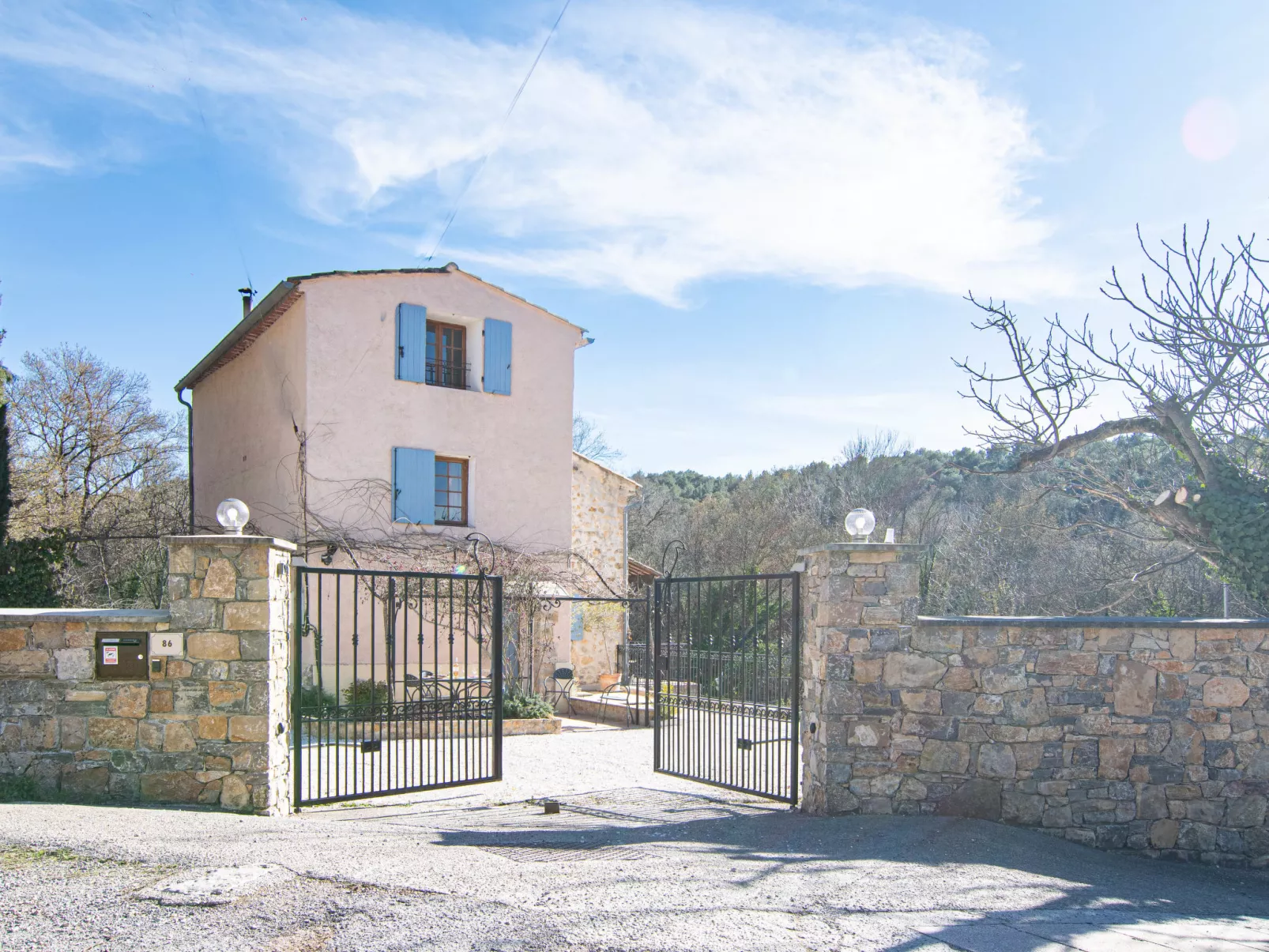 La maison aux volets bleus-Buiten