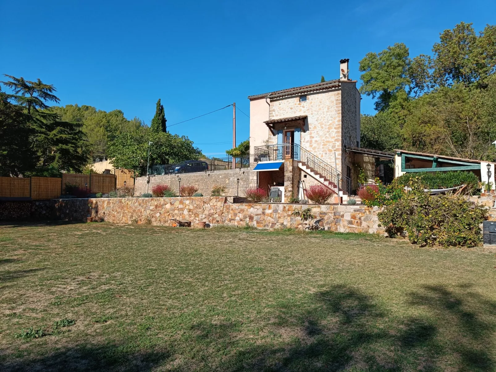 La maison aux volets bleus-Buiten