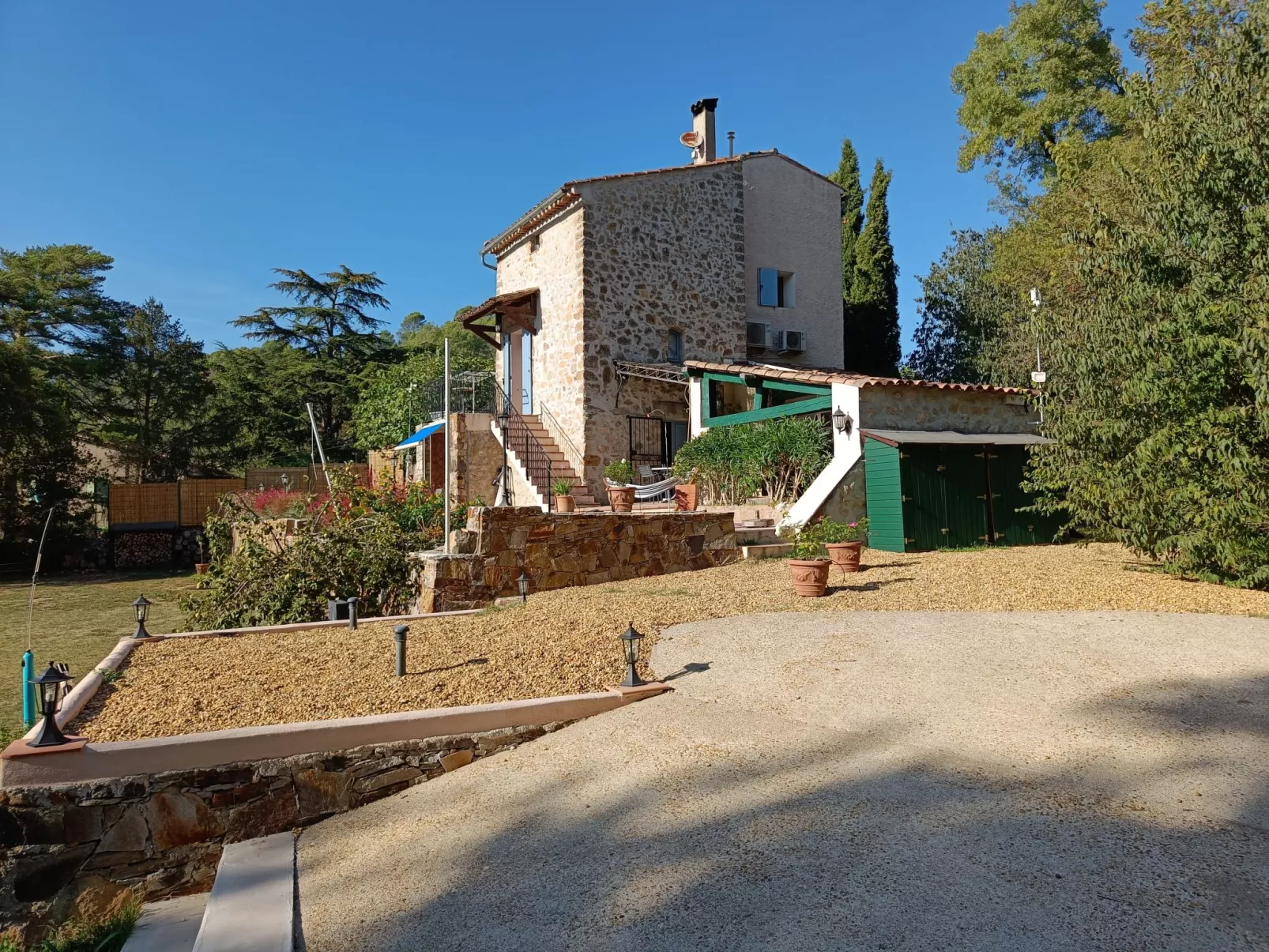 La maison aux volets bleus-Buiten