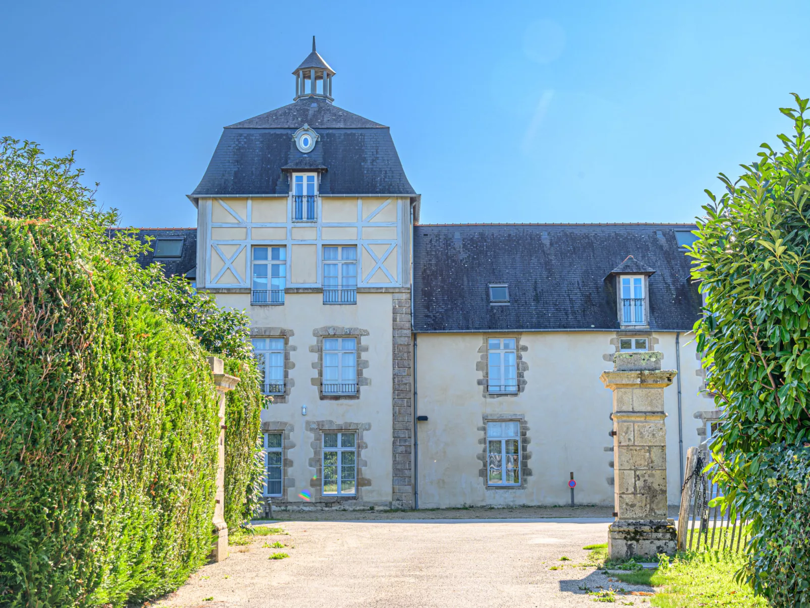 Le Château de Kergonano-Buiten