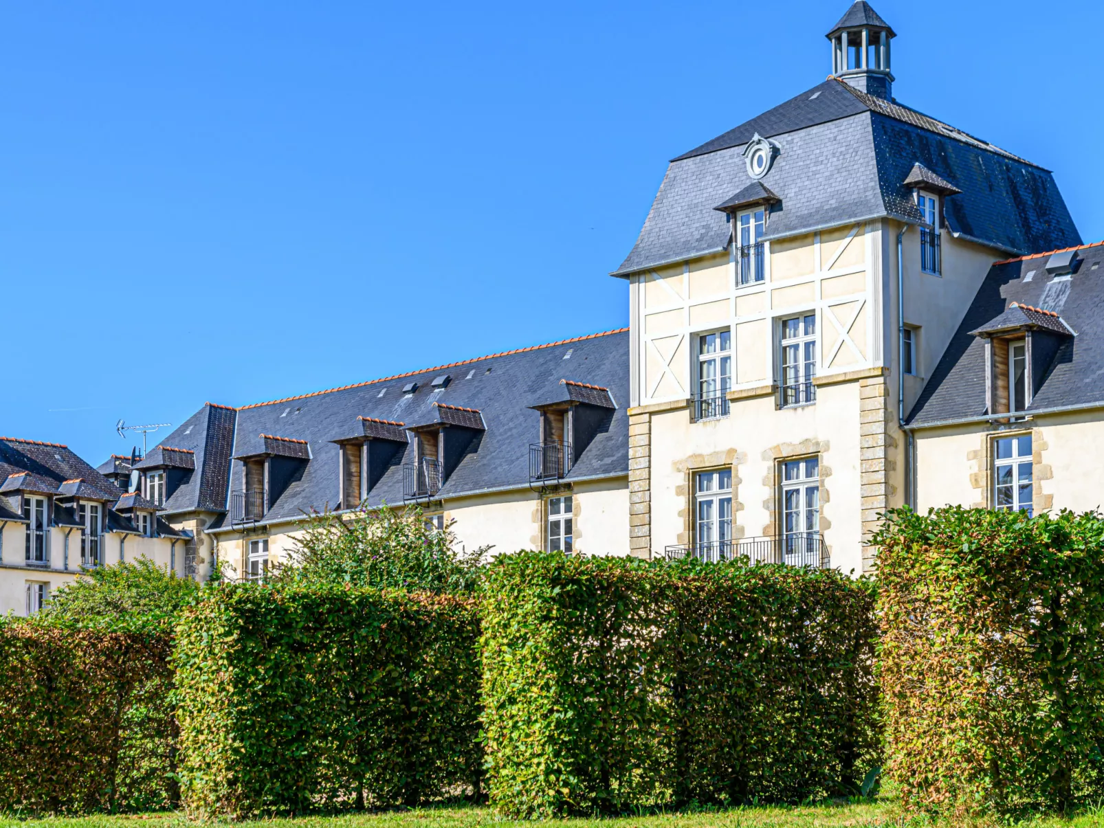 Le Château de Kergonano-Buiten