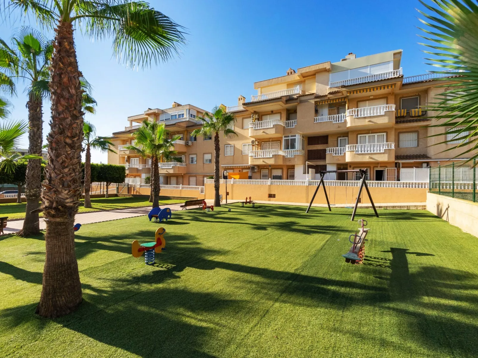 Residencial El Pinar-Buiten