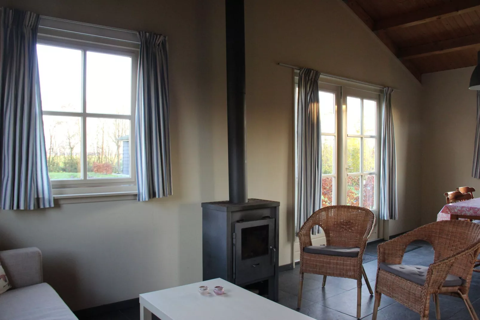 Vakantiehuisje 3 Aarde Groene Camping Lage Zwaluwe-Woonkamer