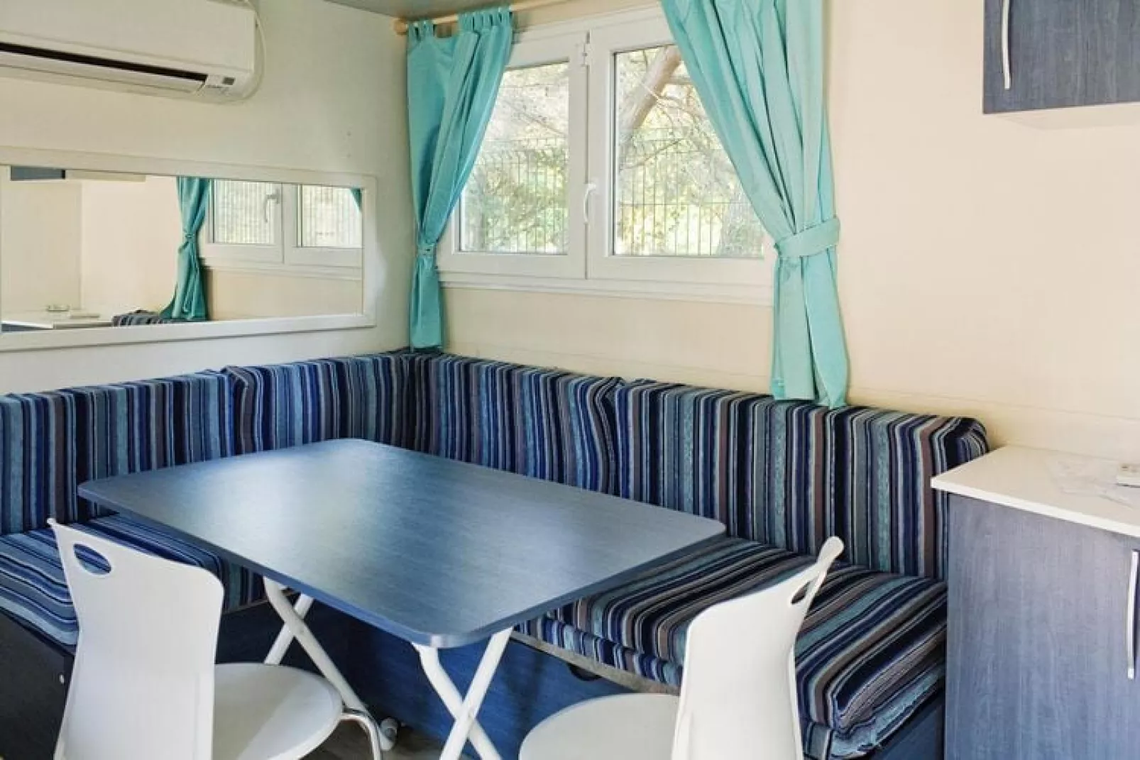 Mobile Homes Kovacine Cres-MH Family - 5 Pers-Woonkamer