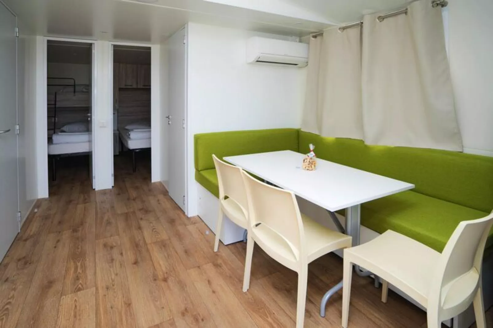 Mobile Homes Kovacine Cres-MH Family - 5 Pers-Woonkamer