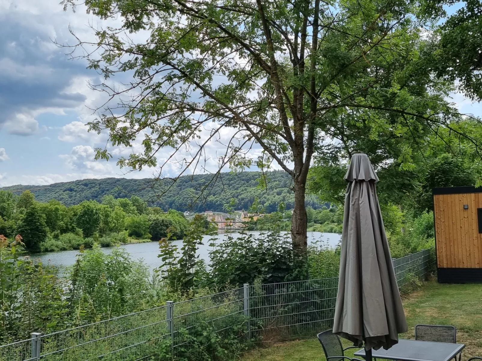 Tiny Haus Flussblick-Buiten