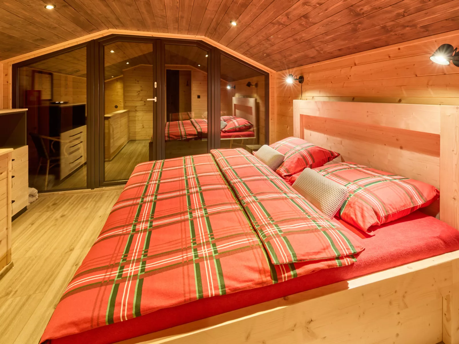 Luxe Timber Lodge & Yoga Loft-Binnen