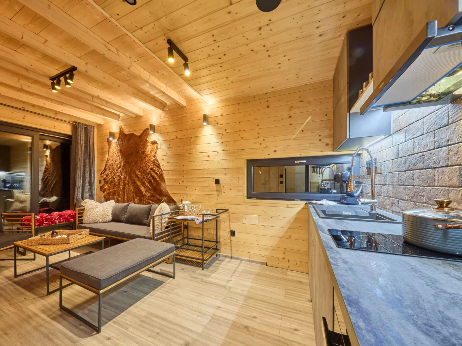 Luxe Timber Lodge & Pet Retreat-Binnen
