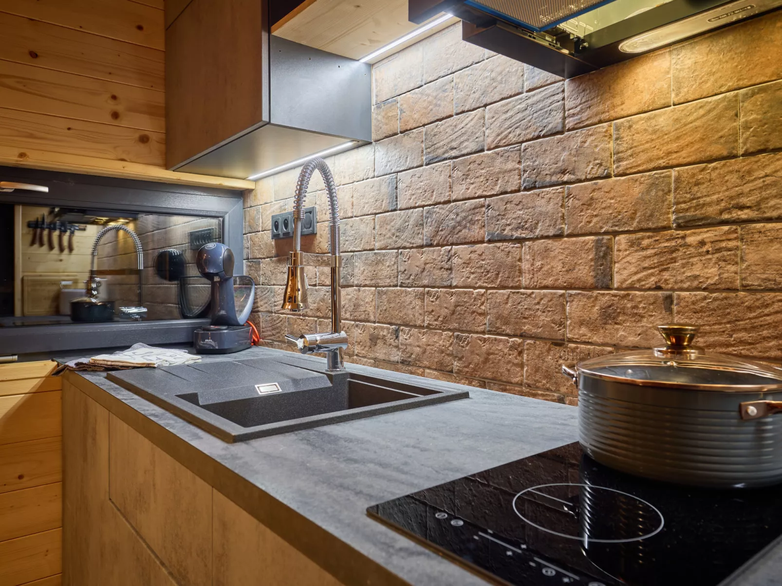 Luxe Timber Lodge & Pet Retreat-Binnen