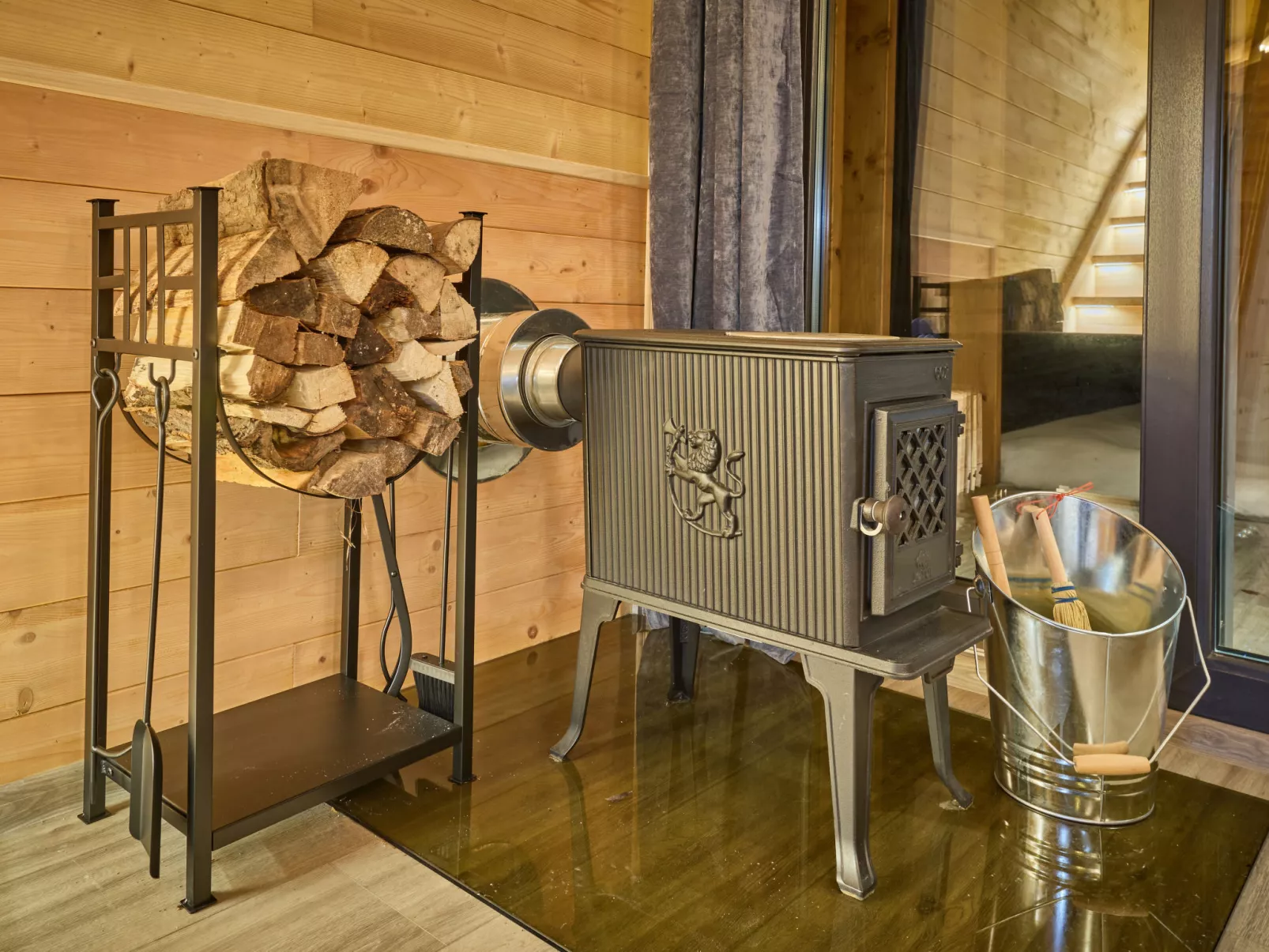 Luxe Timber Lodge & Pet Retreat-Binnen