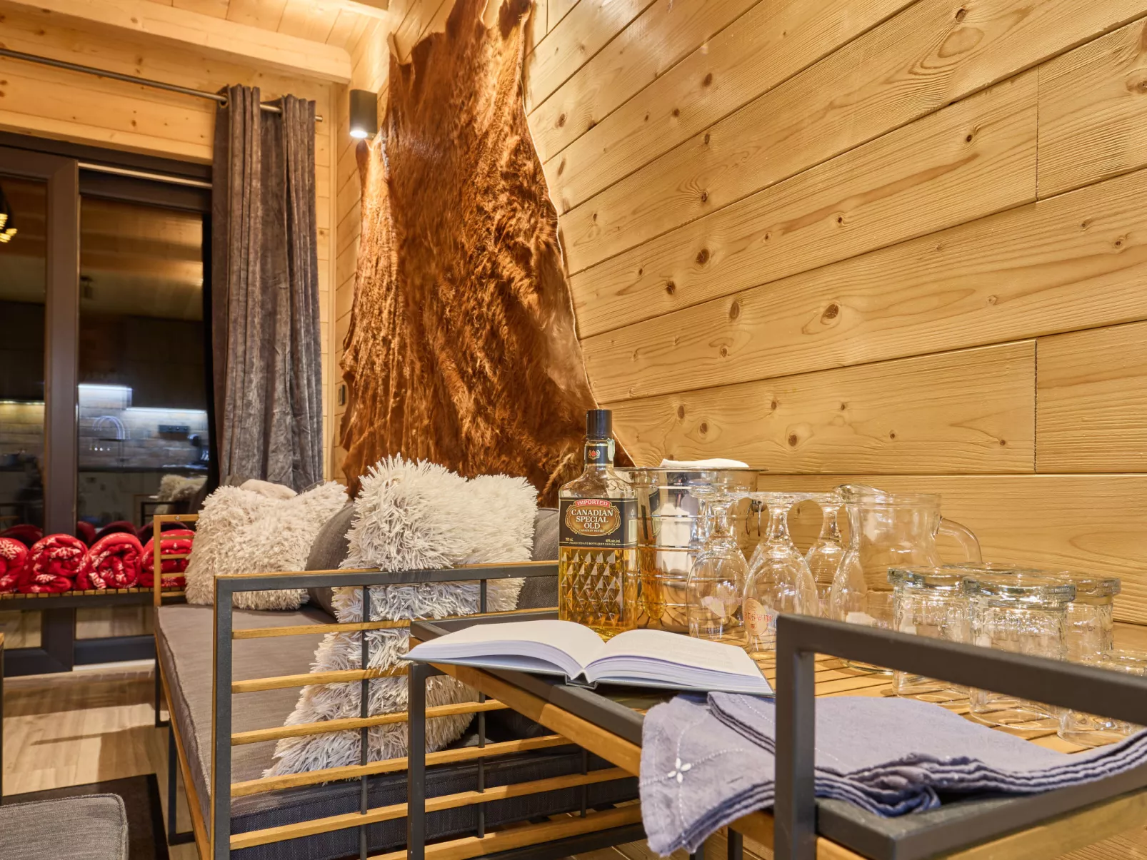 Luxe Timber Lodge & Pet Retreat-Binnen