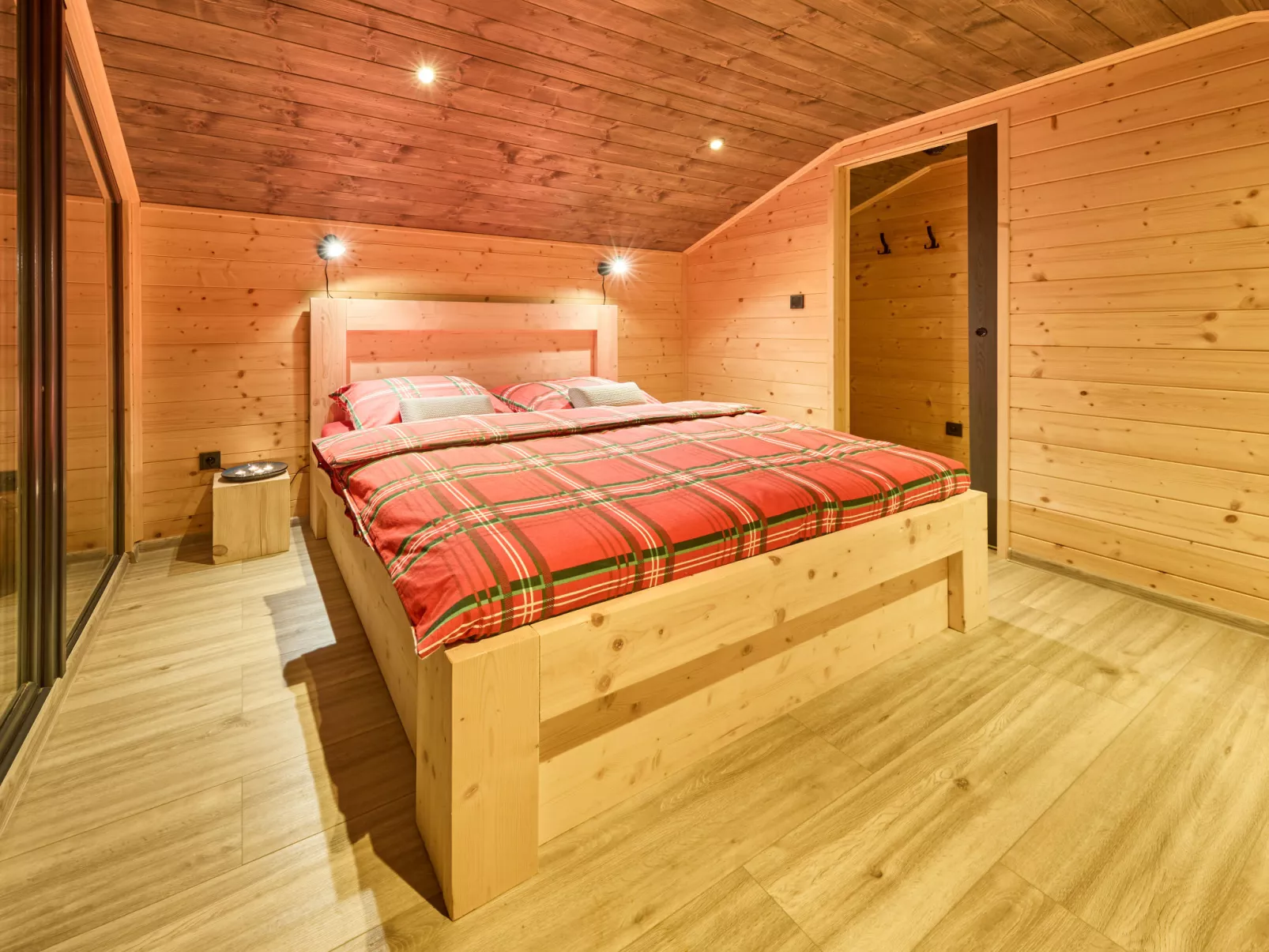 Luxe Timber Lodge & Pet Retreat-Binnen