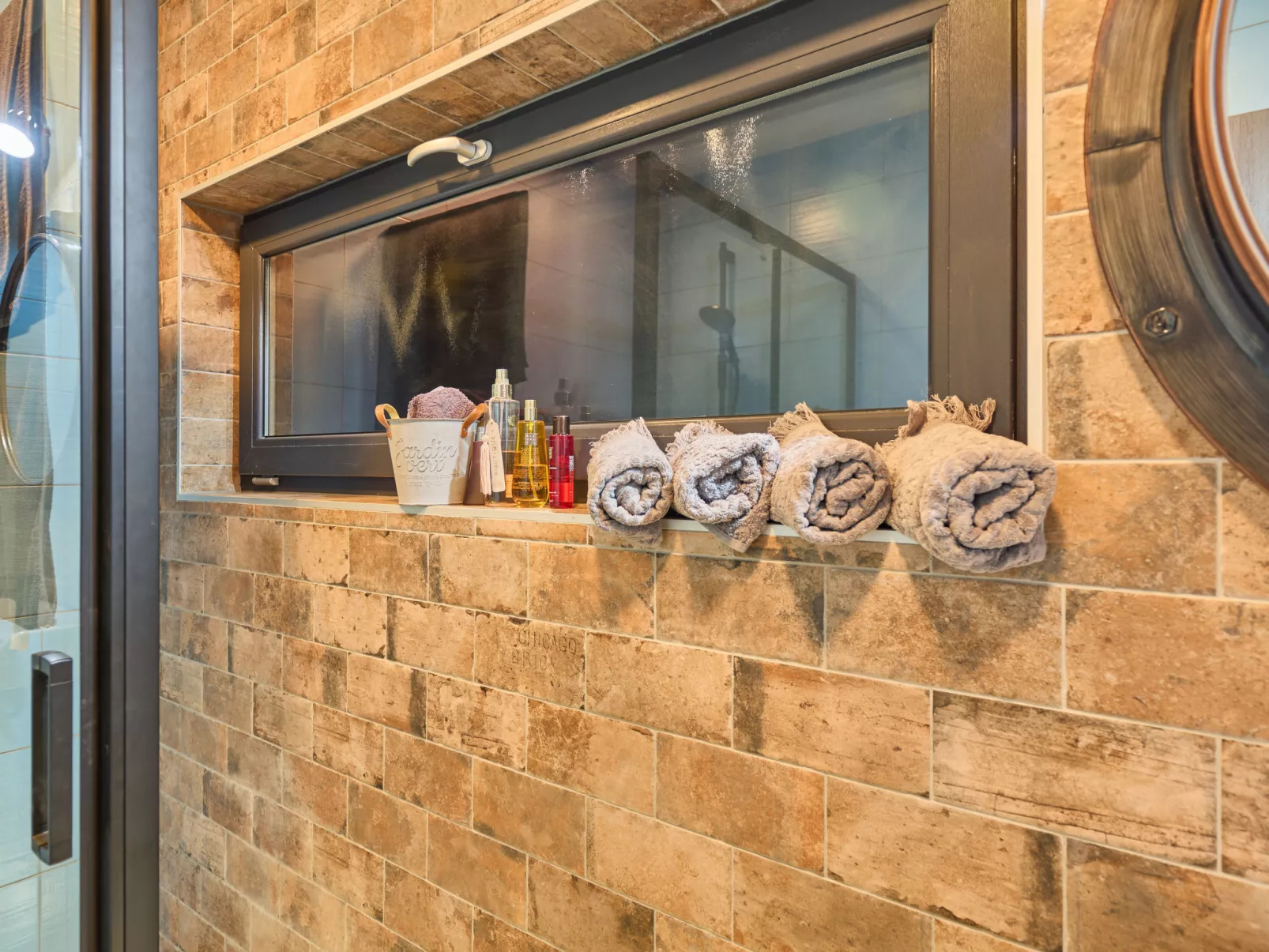 Luxe Timber Lodge & Pet Retreat-Binnen